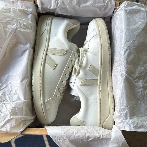 VEJA sneakers BNIB - Picture 4 of 9
